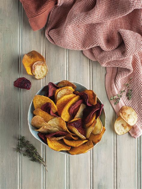 Foto de chips de camote y betarraga variados en un bol