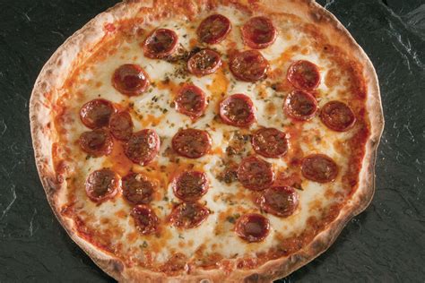Plato de pizza con un chorrito de aceite picante por encima