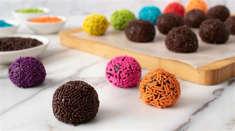 Foto de bombones de coco estilo brigadeiro con clavo y fideos de colores