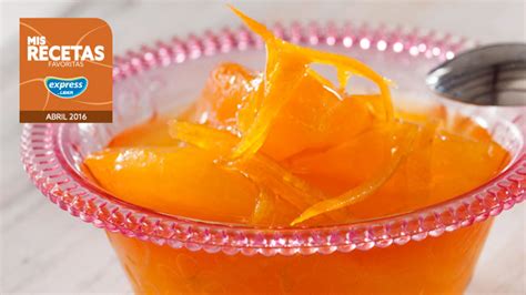 Papayas cortadas cocinándose en almíbar, paso a paso para confitar.