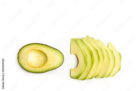 Aguacate cortado por la mitad, mostrando la semilla