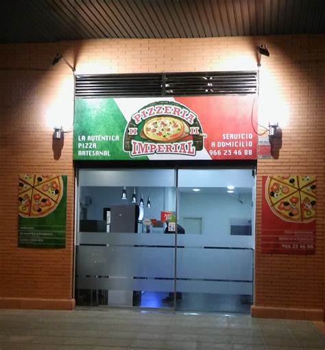 Fachada de pizzería en Gran Avenida con logos de Pizza Pizza