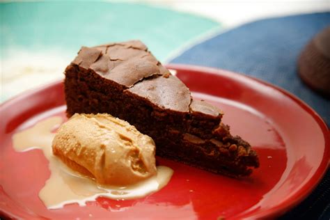 Rebanada de pastel de cacao saludable con cobertura ligera