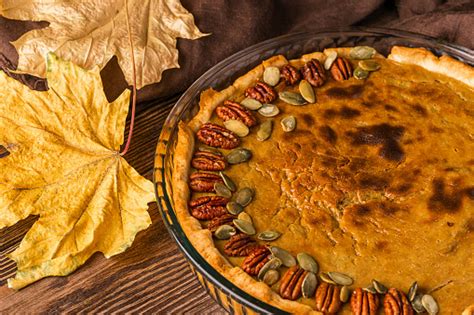 Pastel de calabaza casero decorado con frutos secos