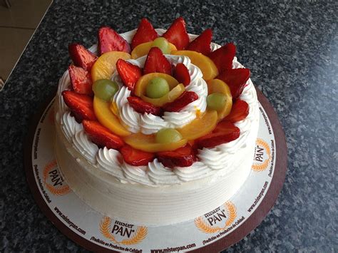 Pastel de cumpleaños de bebé sin azúcar decorado con frutas y crema