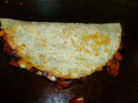 Quesadilla recién hecha con adiciones
