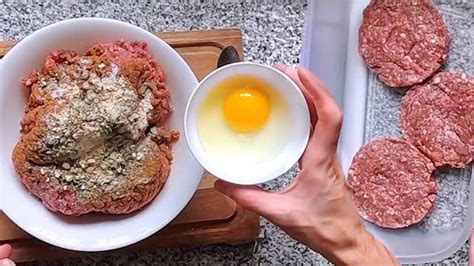 Manos formando una hamburguesa de carne picada con una ligera depresión en el centro.