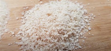 Fotografía macro de copos de panko donde se aprecia su estructura irregular similar a escamas.