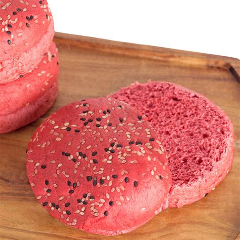 pan de beterraga con rebanadas y semillas