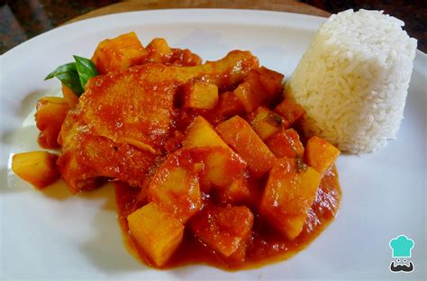 Atún guisado con zanahorias, papas y salsa de tomate