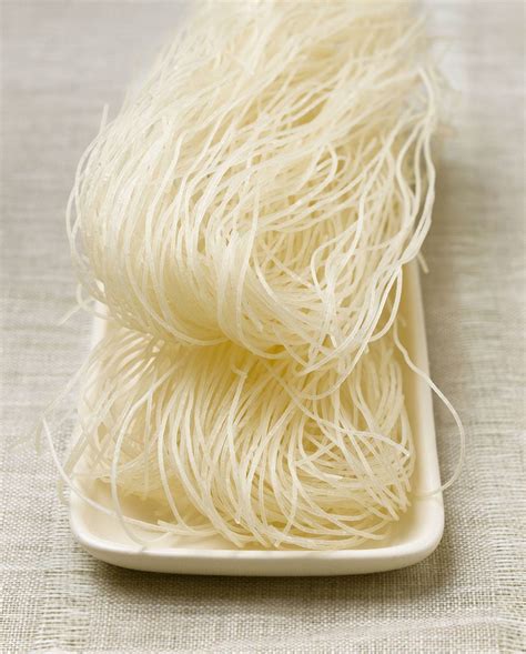 Diferentes tipos de fideos de arroz (planos y finos)