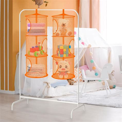 Bolsas de malla transparentes llenas de juguetes pequeños colgadas en una pared