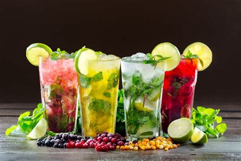 Variedad de mojitos de frutas coloridos