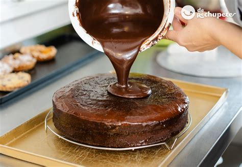 Esquema visual mostrando la diferencia entre glaseado, ganache y cobertura de chocolate sobre un pastel