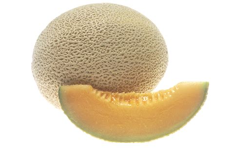 Fruta de melón cortada por la mitad, mostrando la pulpa jugosa y dulce.