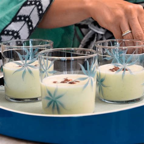 Vasos de chupito con crema fría de melón y virutas de jamón crujiente encima.