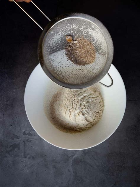 Esquema visual que muestra cómo tamizar ingredientes secos en Thermomix y la técnica para forrar moldes con papel de horno