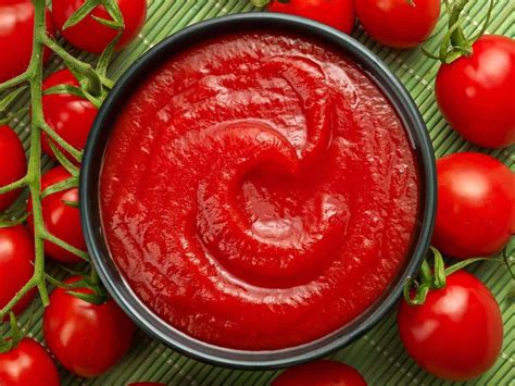 Primer plano de una salsa de tomate casera burbujeando suavemente en una olla