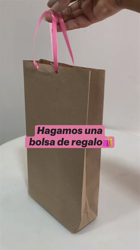 Infografía mostrando un cesto de malla o una bolsa de papel con cebollas en un lugar fresco y oscuro