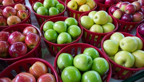 Variedades de manzanas en un bol o cesto