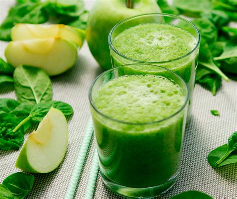 Batido de manzana y espinacas en un vaso