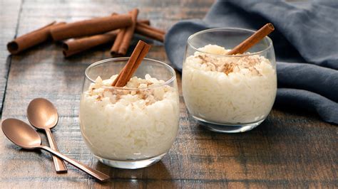 Imagen de arroz con leche cremoso con canela y limón