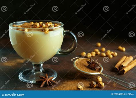 Vaso de boza turca con canela y garbanzos
