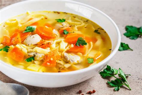 Sopa de pollo ligera con verduras frescas en un tazón blanco