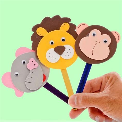 Diseño de marioneta colorida con palitos de helado