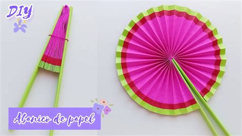 Abanico plegable hecho con palitos de helado y papel decorado