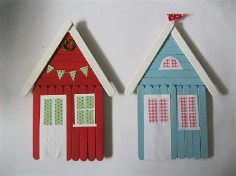 Casita de pájaros decorada hecha con palitos de helado