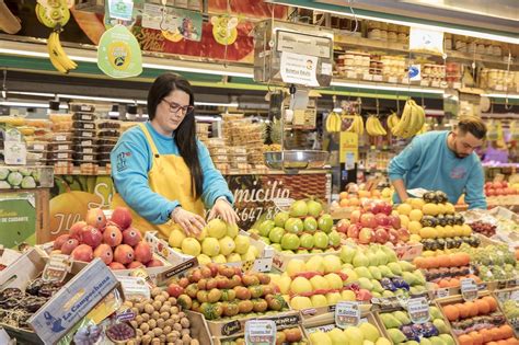 Tienda de frutas y verduras de barrio con productos frescos y organizados