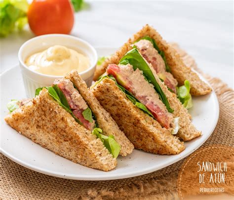 Persona disfrutando de un sándwich keto sin pan tradicional