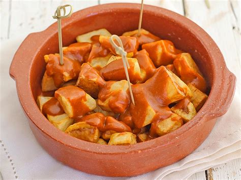 Patatas bravas servidas como tapa en un bar español