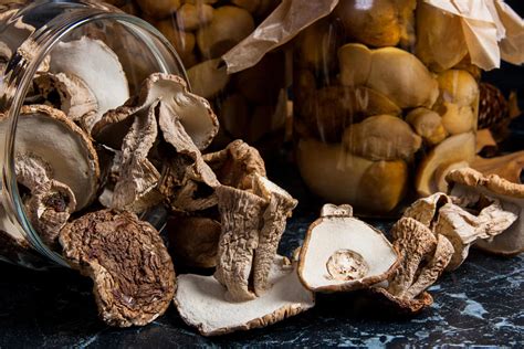 Variedad de setas frescas y deshidratadas para risotto
