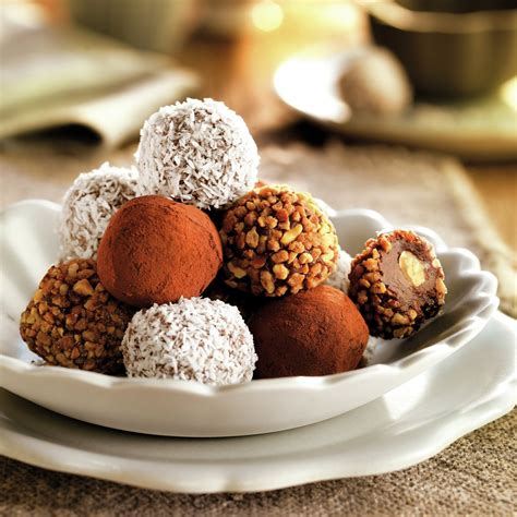 Imagen de una selección de trufas de chocolate con diversas decoraciones: cacao, frutos secos y baño de chocolate