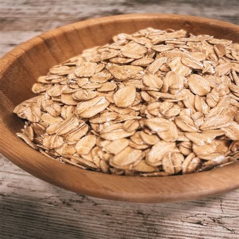 Esquema comparativo de copos de avena gruesos vs. finos y su impacto en la textura de las galletas