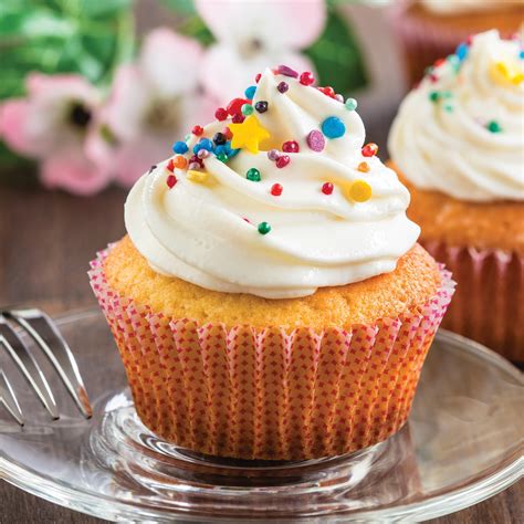 Cupcakes de vainilla recién horneados y decorados