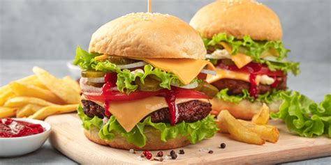 Fotografía técnica de una hamburguesa casera con miga de pan como aglutinante