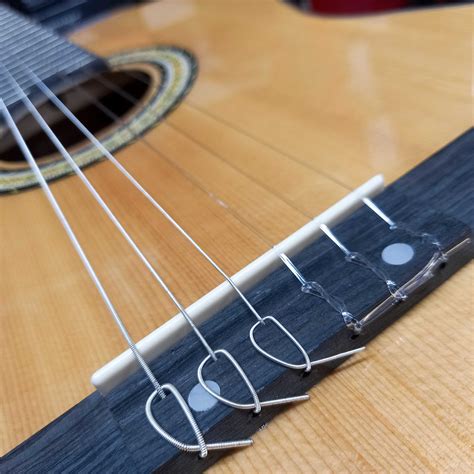Foto temática de cuerdas de guitarra/bajo, mostrando signos de desgaste