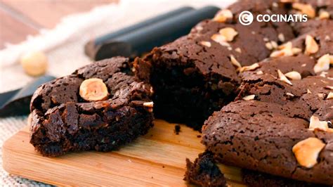 infografía comparativa de ingredientes de brownie convencional vs. brownie sin gluten con cacao en polvo