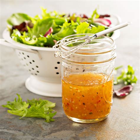 ingredientes frescos para ensalada con vinagreta