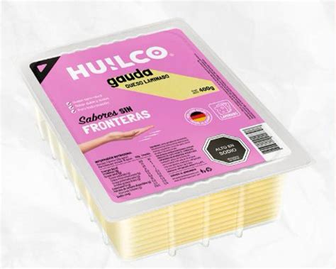 Fotografía profesional del empaque de Queso Gauda Laminado Huilco de 500g mostrando la uniformidad de las láminas.
