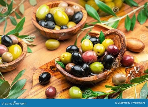 Aceitunas verdes y negras en cuencos de madera