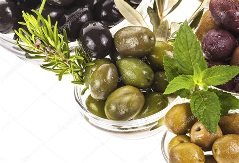 Primer plano de aceitunas en escabeche con hierbas y especias