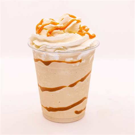 Fotografía de un frappé de dulce de leche servido en un vaso alto con crema batida y nueces.