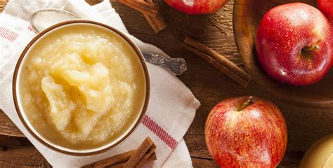 Infografía con los ingredientes y pasos básicos para hacer puré de manzana con canela.
