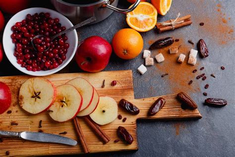 Primer plano de manzanas cociéndose en un cazo con canela.