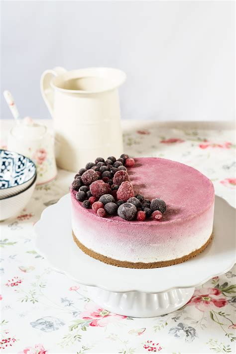 Tarta de yogur horneada con frutas rojas