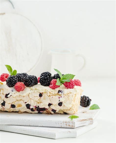 Merengue untado con crema y frutas frescas listo para enrollar